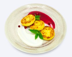 Сырники со сметаной и ягодным джемом