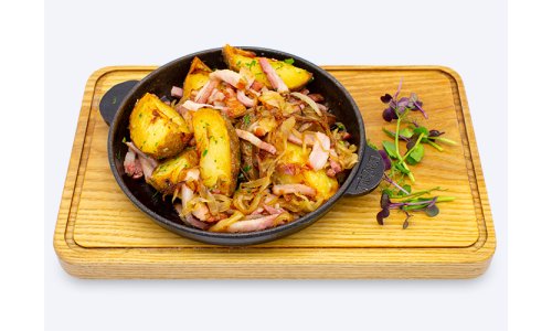 Запеченная картошка с беконом и жареным луком