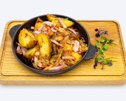 Запеченная картошка с беконом и жареным луком