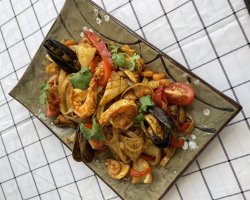 Рисовая лапша с морепродуктами и овощами