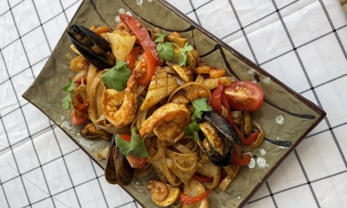 Рисовая лапша с морепродуктами и овощами