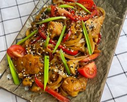 Рисовая лапша с курицей и овощами