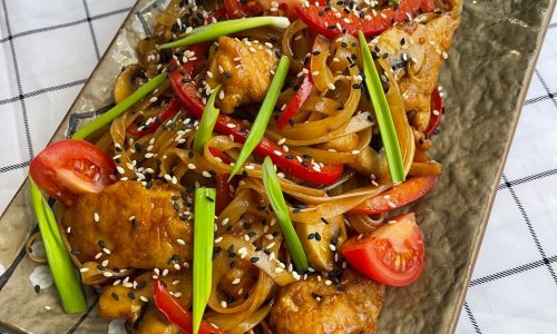 Рисовая лапша с курицей и овощами