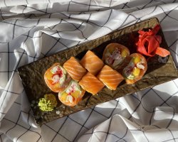 ПРЕМИУМ РОЛЛ С ЛОСОСЕМ И КРЕВЕТКОЙ