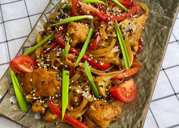 Рисовая лапша с курицей и овощами