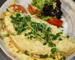 Омлет с моцареллой и овощами